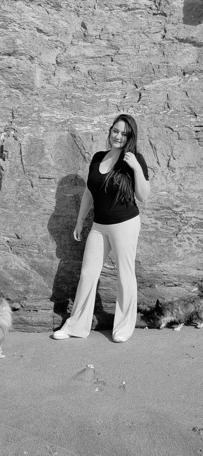 Caroline, en noir et blanc, devant un rocher