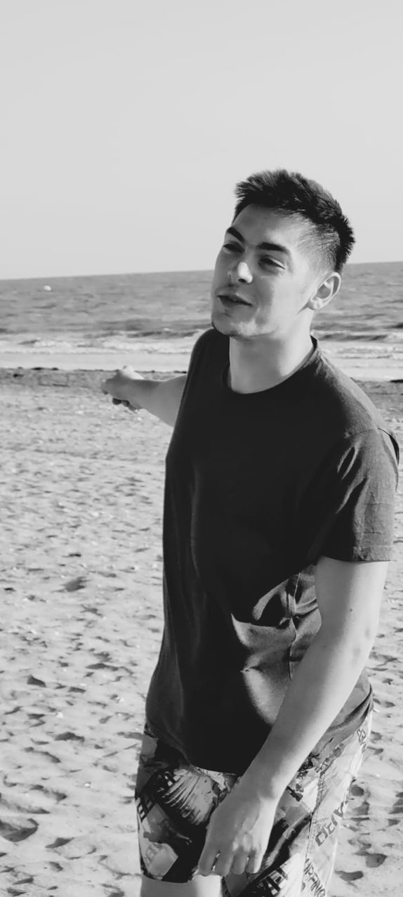 Thomas, en noir et blanc, sur une plage